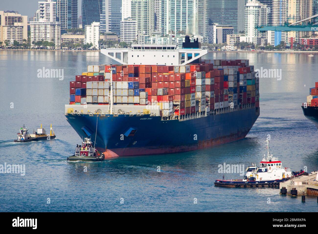 Miami Beach, Florida, Containerschiffe teilweise voll verlassen Hafen vorbei an Fischer Insel durch Regierung Schnitt nahe Südstrand vom Hafen von miami Stockfoto