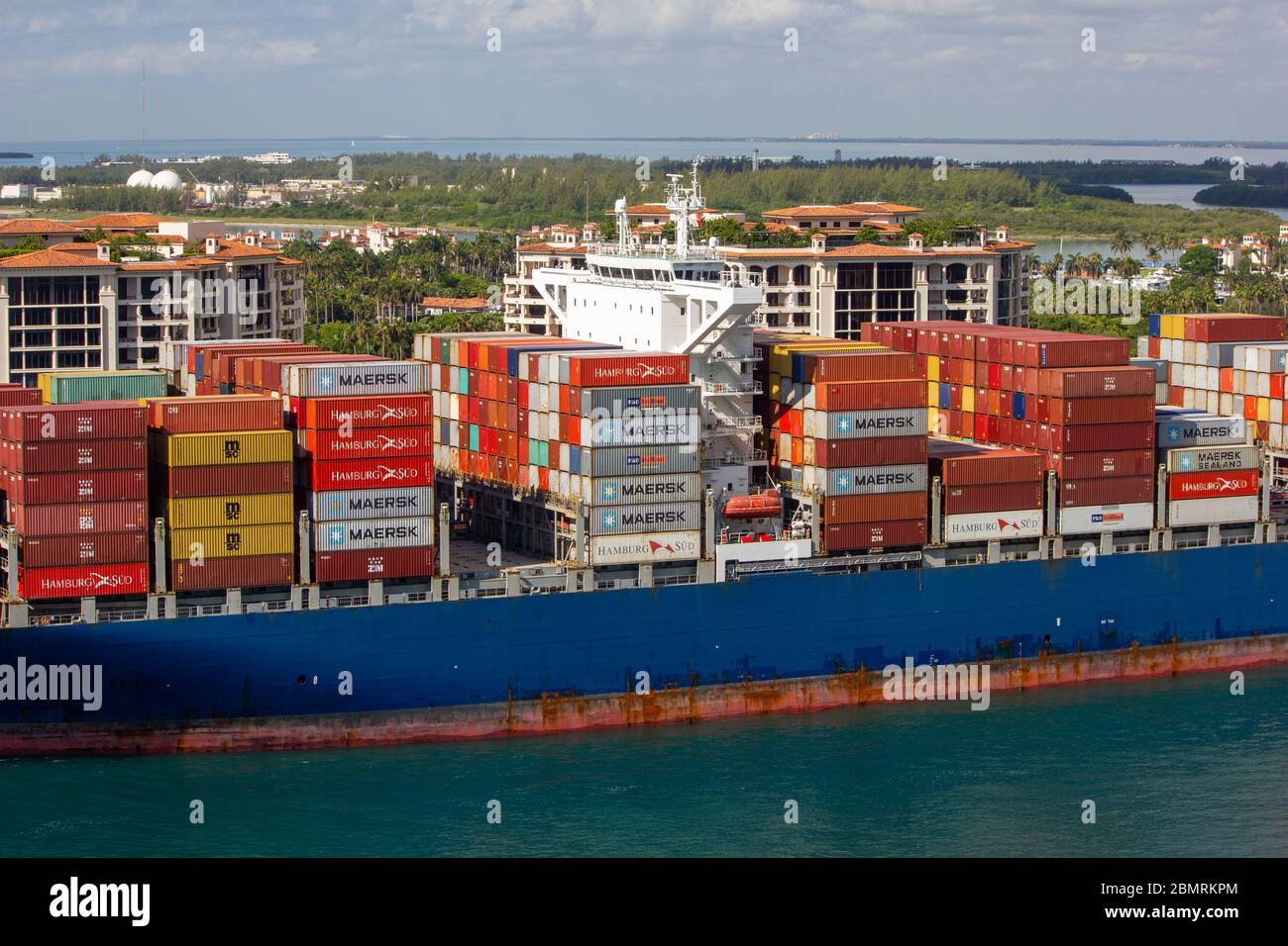 Miami Beach, Florida, Containerschiffe teilweise voll verlassen Hafen vorbei an Fischer Insel durch Regierung Schnitt nahe Südstrand vom Hafen von miami Stockfoto