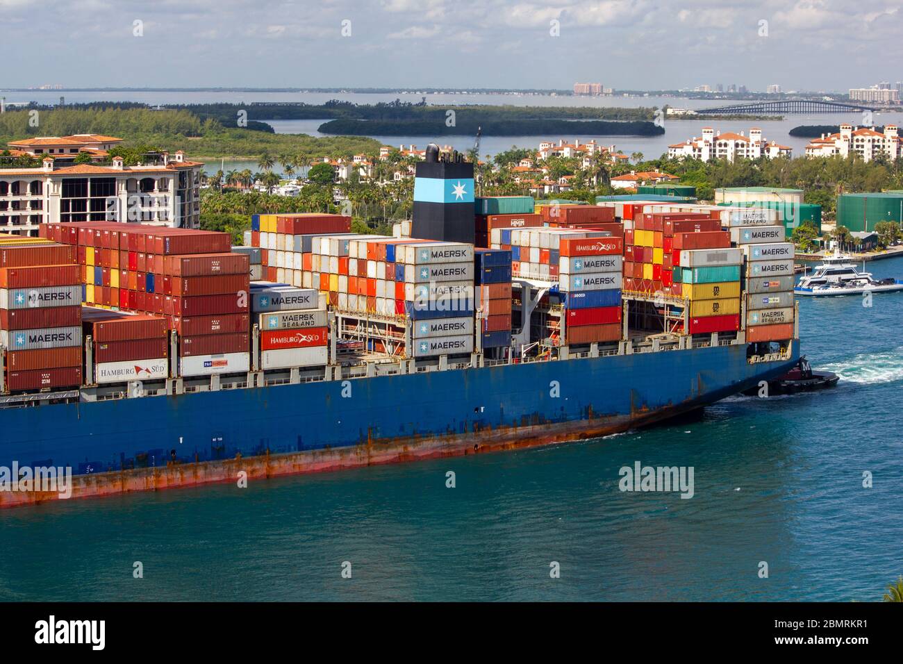 Miami Beach, Florida, Containerschiffe teilweise voll verlassen Hafen vorbei an Fischer Insel durch Regierung Schnitt nahe Südstrand vom Hafen von miami Stockfoto