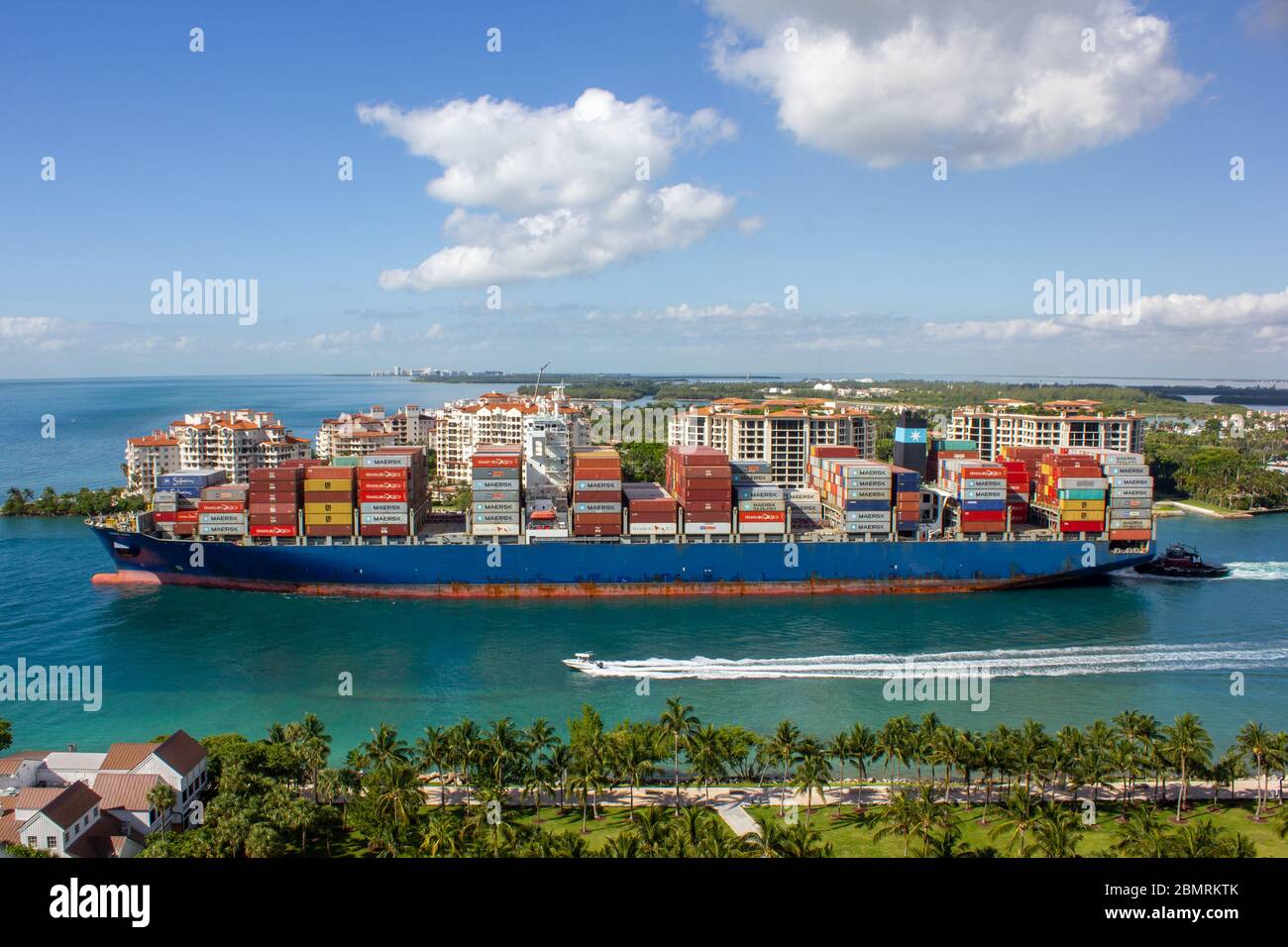 Miami Beach, Florida, Containerschiffe teilweise voll verlassen Hafen vorbei an Fischer Insel durch Regierung Schnitt nahe Südstrand vom Hafen von miami Stockfoto