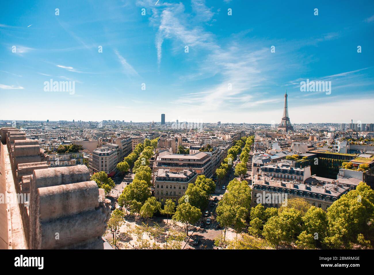 Wunderschöne Panoramaaussicht auf Paris mit Eiffelturm vom Dach des Triumphbogens. Frankreich. Stockfoto