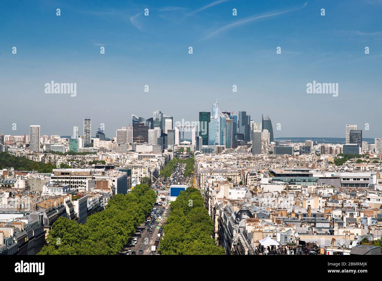 La Defense Financial District in Paris Frankreich. Verkehr auf La Grande Armee Avenue mit grünen Bäumen zur Seite. Wunderschöne Panorama-Luftaufnahme vom Dach Stockfoto