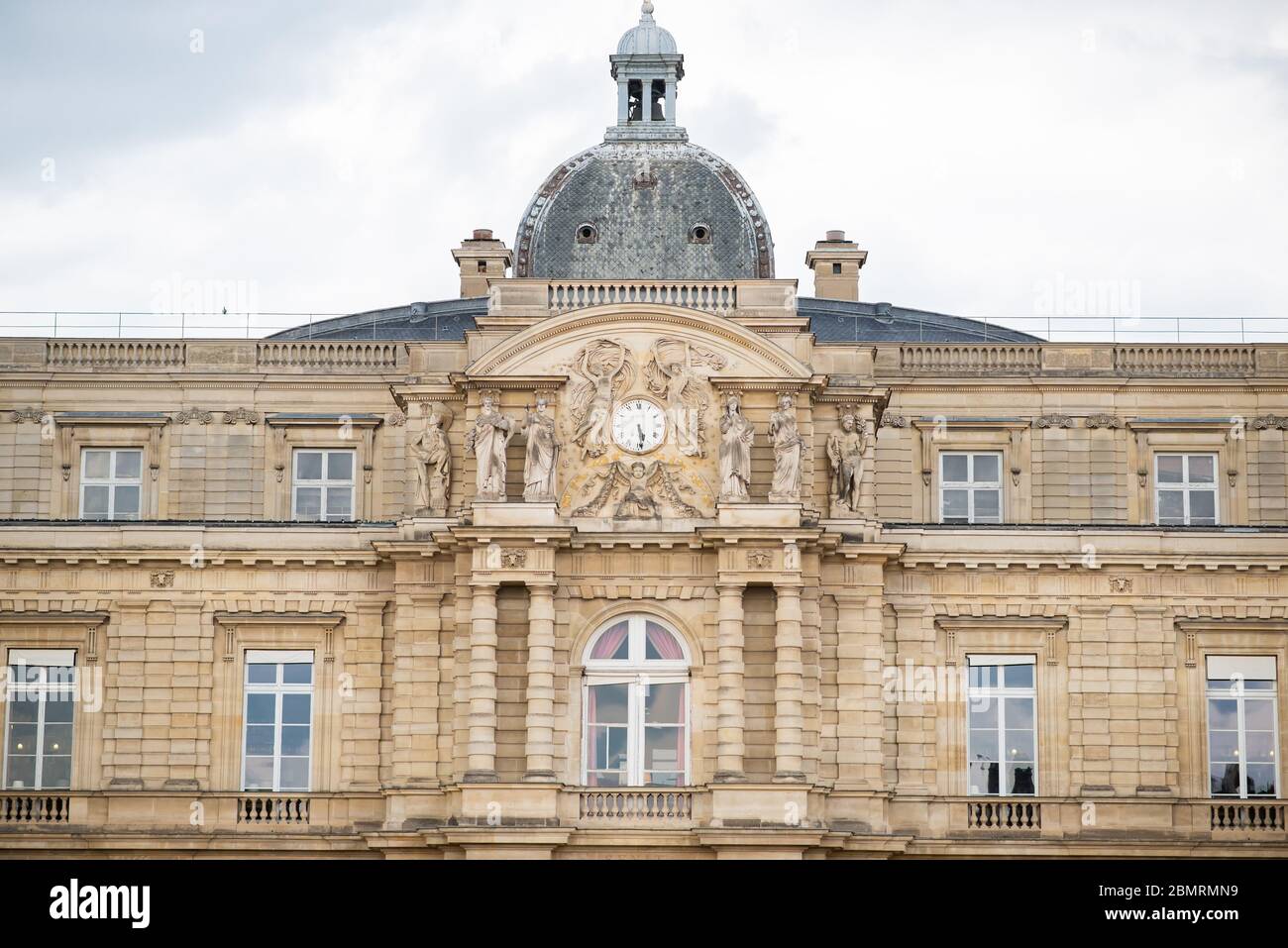 Fassade des Palastes in den Luxembourg Gärten in Paris, Frankreich. Französischer Senat. Stockfoto