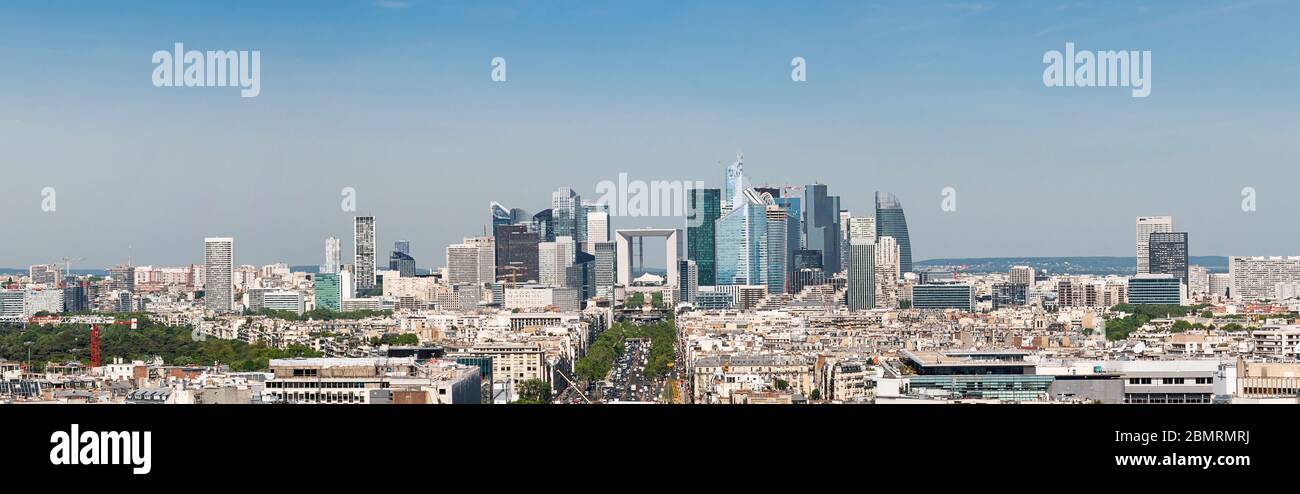 Skyline Von Paris. La Defense Financial District in Paris Frankreich. Verkehr auf La Grande Armee Avenue mit grünen Bäumen zur Seite. Stockfoto