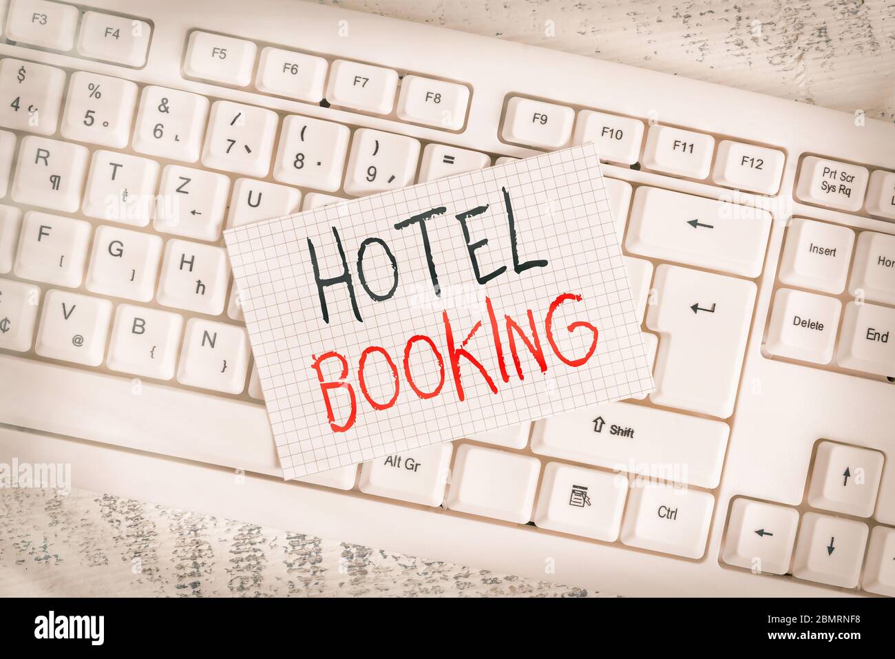 Schreiben Sie einen Hinweis mit der Hotelbuchung. Business-Konzept für Online-Reservierungen Presidential Suite De Luxe Hospitality Tastatur Bürobedarf Rechteck Stockfoto