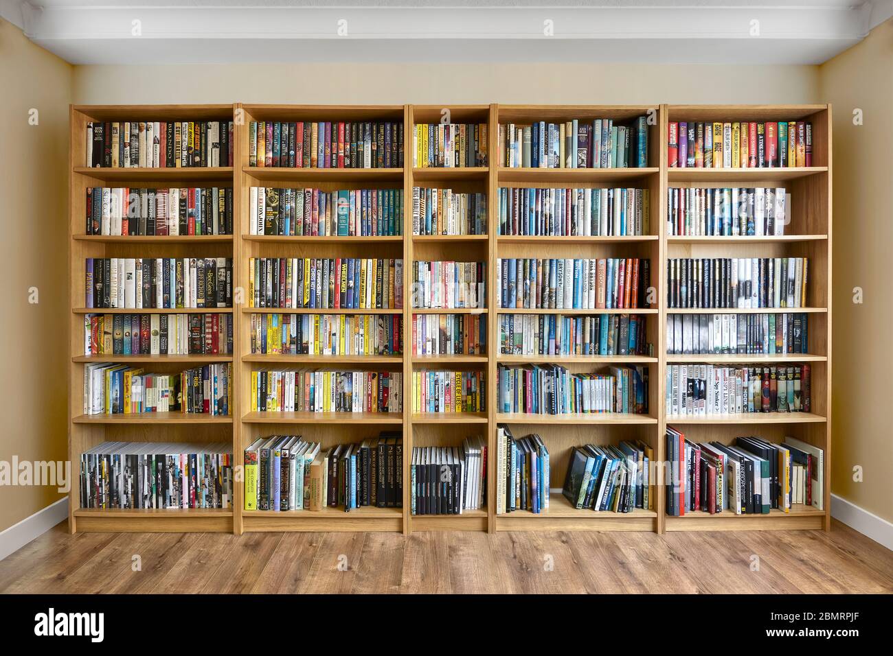 Bücherregale aus Holz mit Büchern gefüllt Stockfoto
