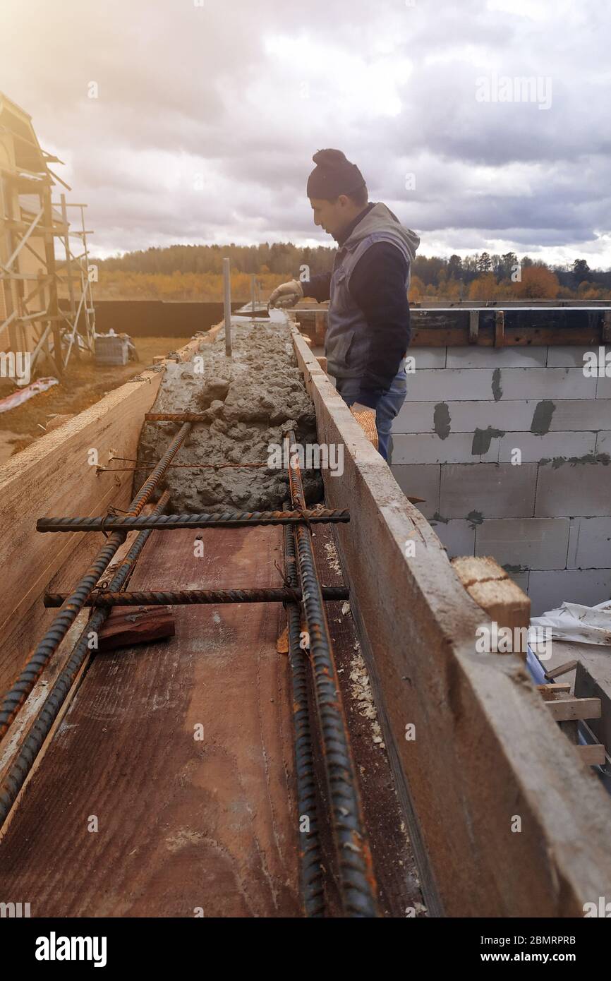 Gründungsort des neuen Hauses, des Gebäudes, der Details und der Verstärkung der Stahlstäbe und der Drahtstange, des Zementgießens.2020 Stockfoto