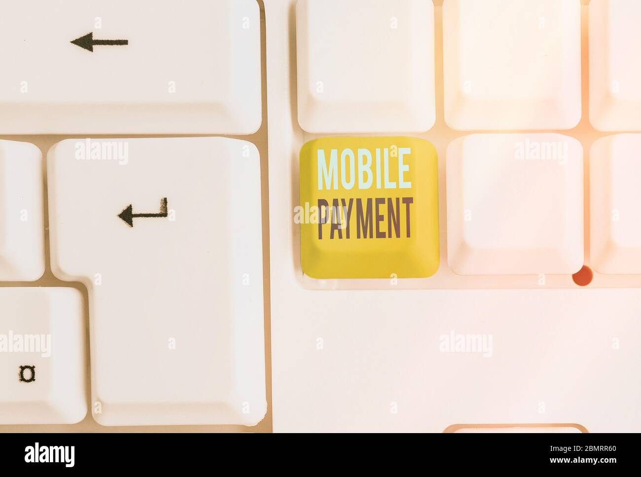 Schreibnotiz mit Mobile Payment. Geschäftskonzept für bargeldlose Zahlung durch tragbare elektronische Geräte Stockfoto