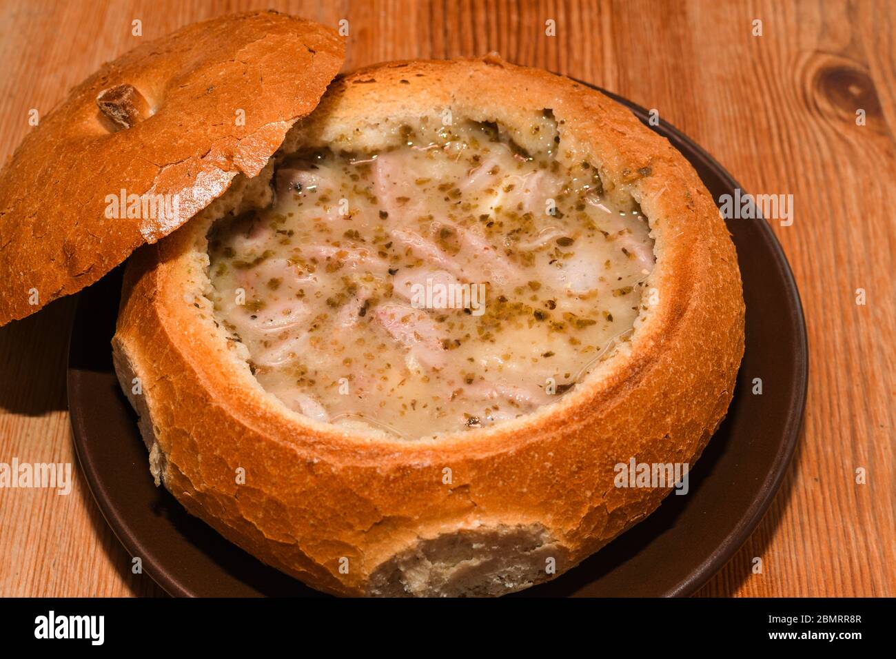 Weiße Barszcz-Suppe: Żur (polnisch: żur, klein: żurek) ist eine Suppe aus  Roggenmehl (ähnlich Sauerteig) und Fleisch (gekochtes po Stockfotografie -  Alamy