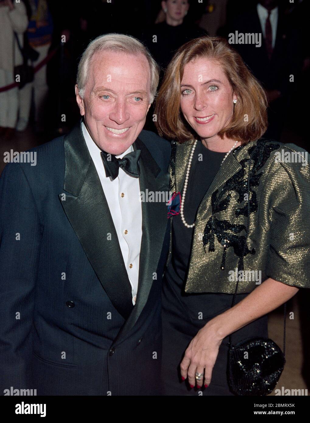 LOS ANGELES, KALIFORNIEN. 29. Januar 1993: Sänger Andy Williams & Frau Deborah Marie Haas nehmen an der Daily Variety Salutes Army Archerd im Beverly Hilton Hotel, Beverly Hills Teil. Foto © Paul Smith/Featureflash Stockfoto
