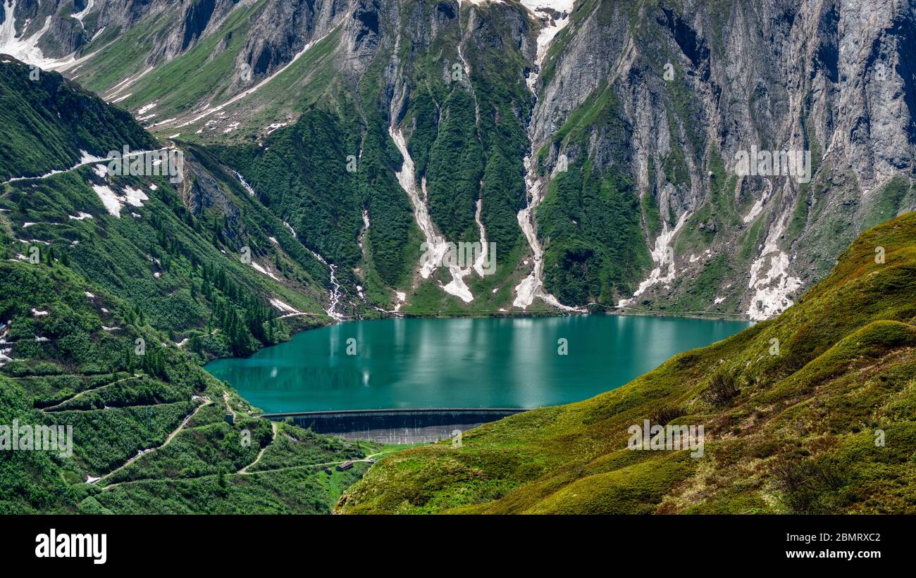 Damm und See Morasco im oberen Formazza-Tal, Luftaufnahme an einem sonnigen Sommertag Stockfoto