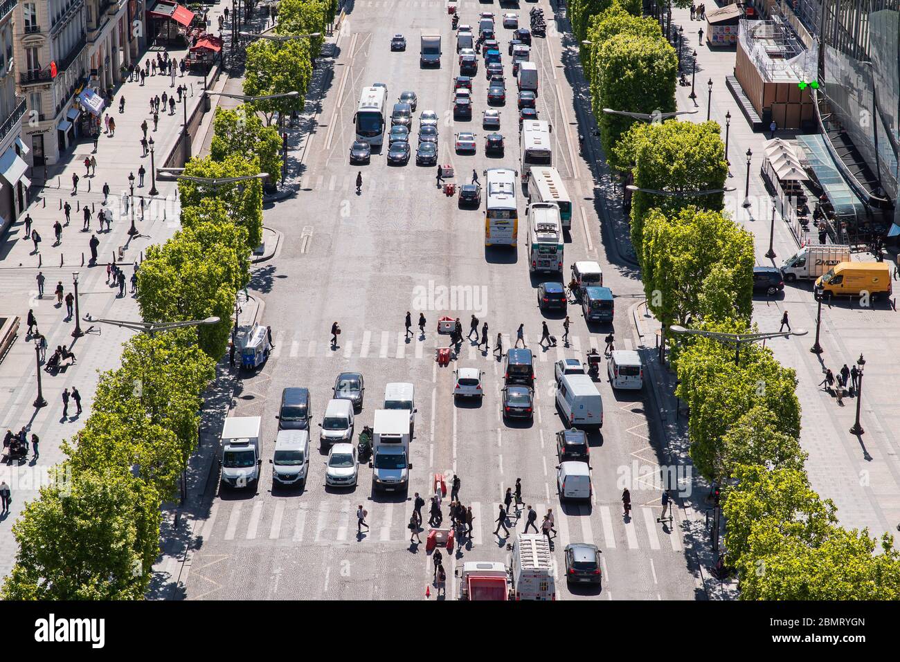 Paris. Frankreich – 15. Mai 2019: Avenue des Champs Elysees. Blick vom Arc de Triomphe in Paris. Frankreich. Stockfoto