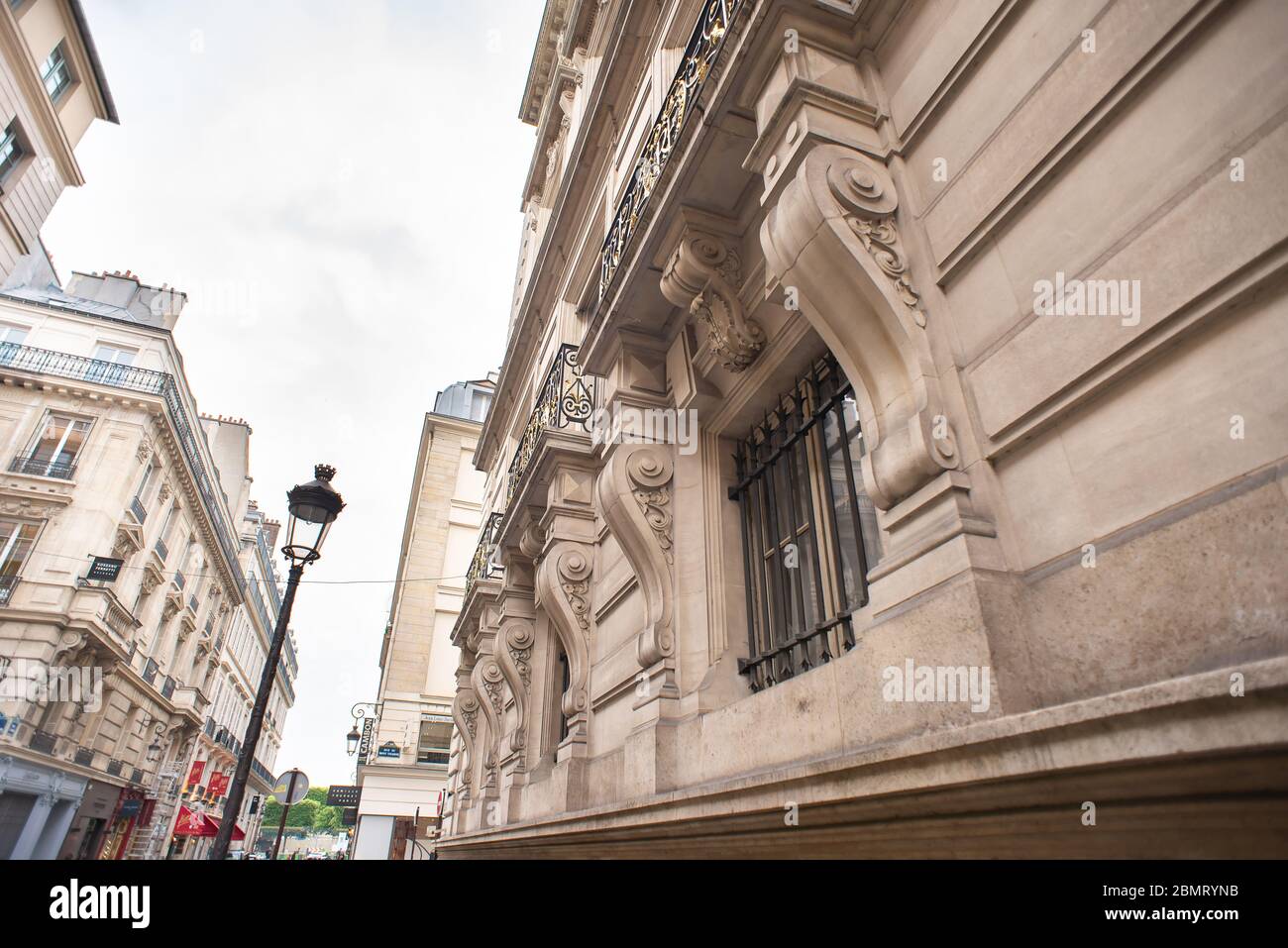 Paris. Frankreich - 17. Mai 2019: Rue Cambon. Paris. Fassade des alten Gebäudes. Stockfoto