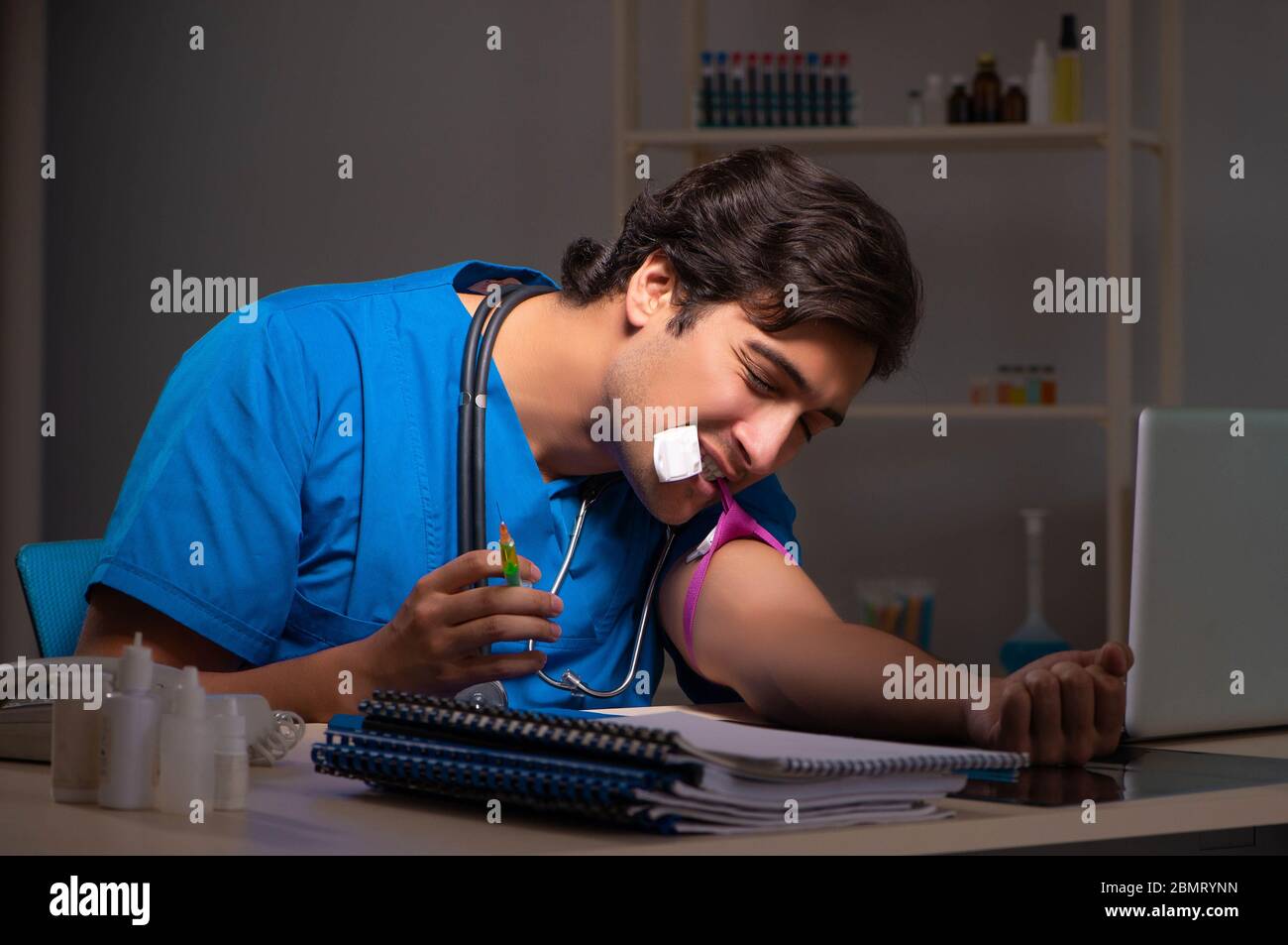 Die jungen gutaussehenden Arzt Nachtschicht im Krankenhaus Stockfoto