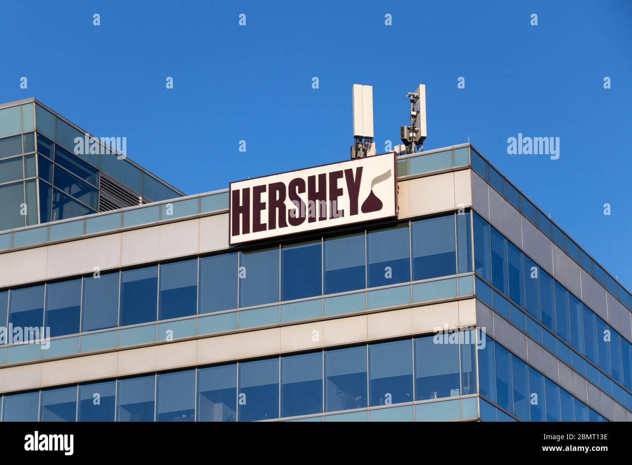 Die Hershey Company (Hershey) Logo oben auf ihrem Büro in der Nähe von Toronto gesehen. Stockfoto