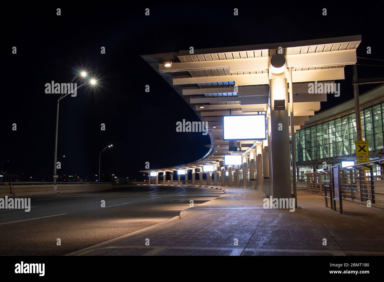 Toronto Pearson Terminal 1 Abflüge Drop-off-Bereich leer, da die Luftfahrtindustrie mit der COVID-19 Pandemie fertig wird. Stockfoto