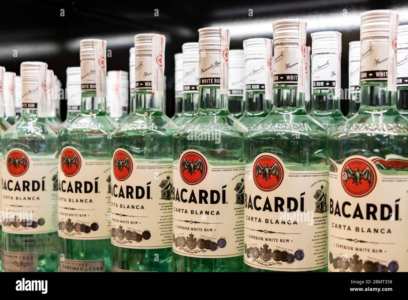 Flughafen, palma, mallorca, spanien, 2019. april 14: Flaschen Bacardi Carta  Blanca Superior weißen Rum auf dem Display zum Verkauf, Duty Free,  Flughafen, Bacardi ist Stockfotografie - Alamy