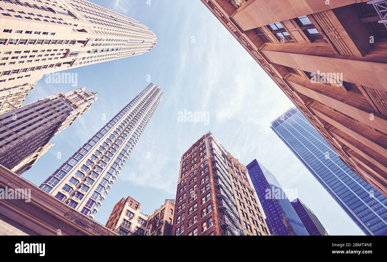 Blick auf New York Wolkenkratzer, Farbgebung angewendet, USA. Stockfoto