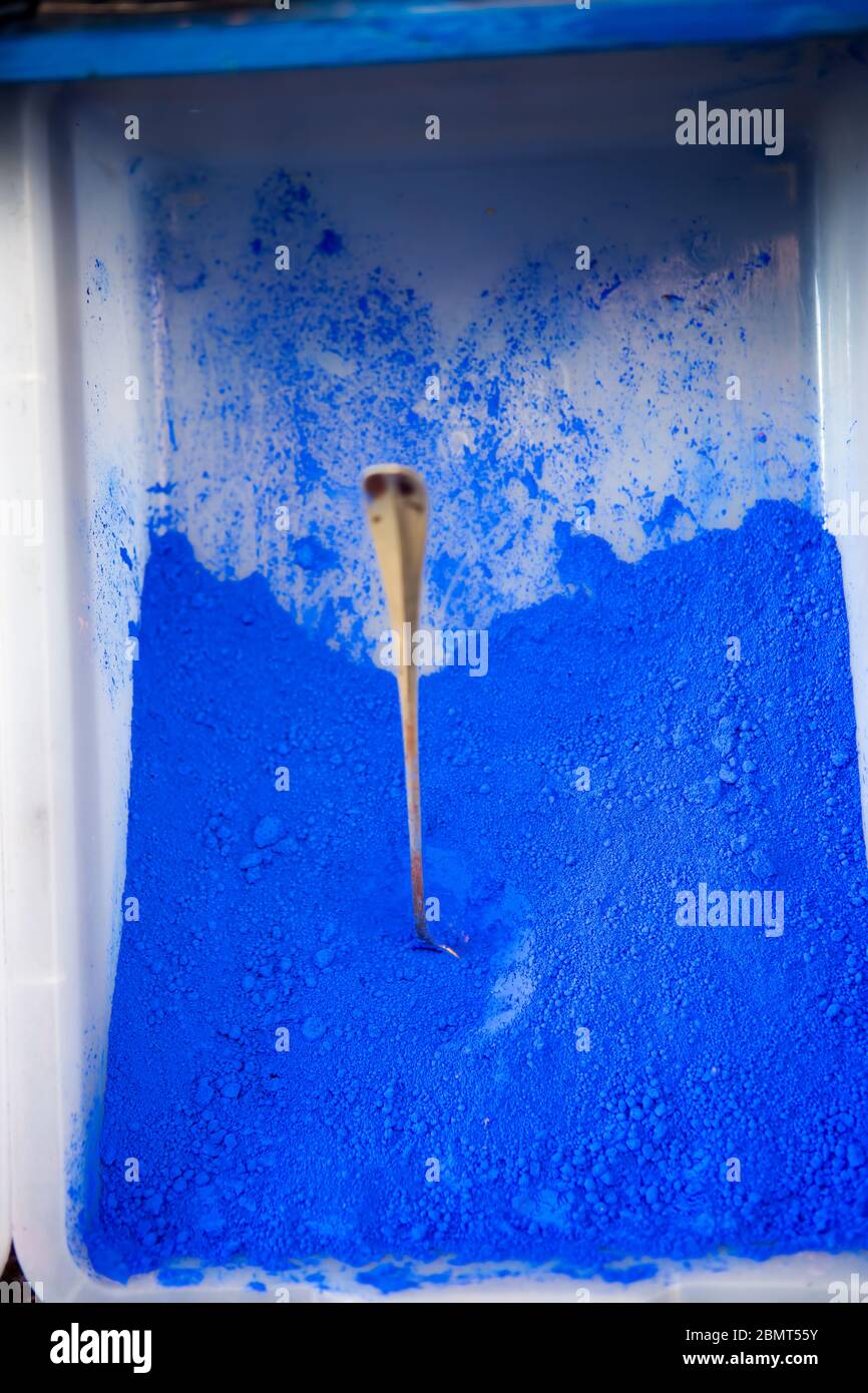 Blaues Pigmentpulver Micro Cobalt, Marokko Stockfoto