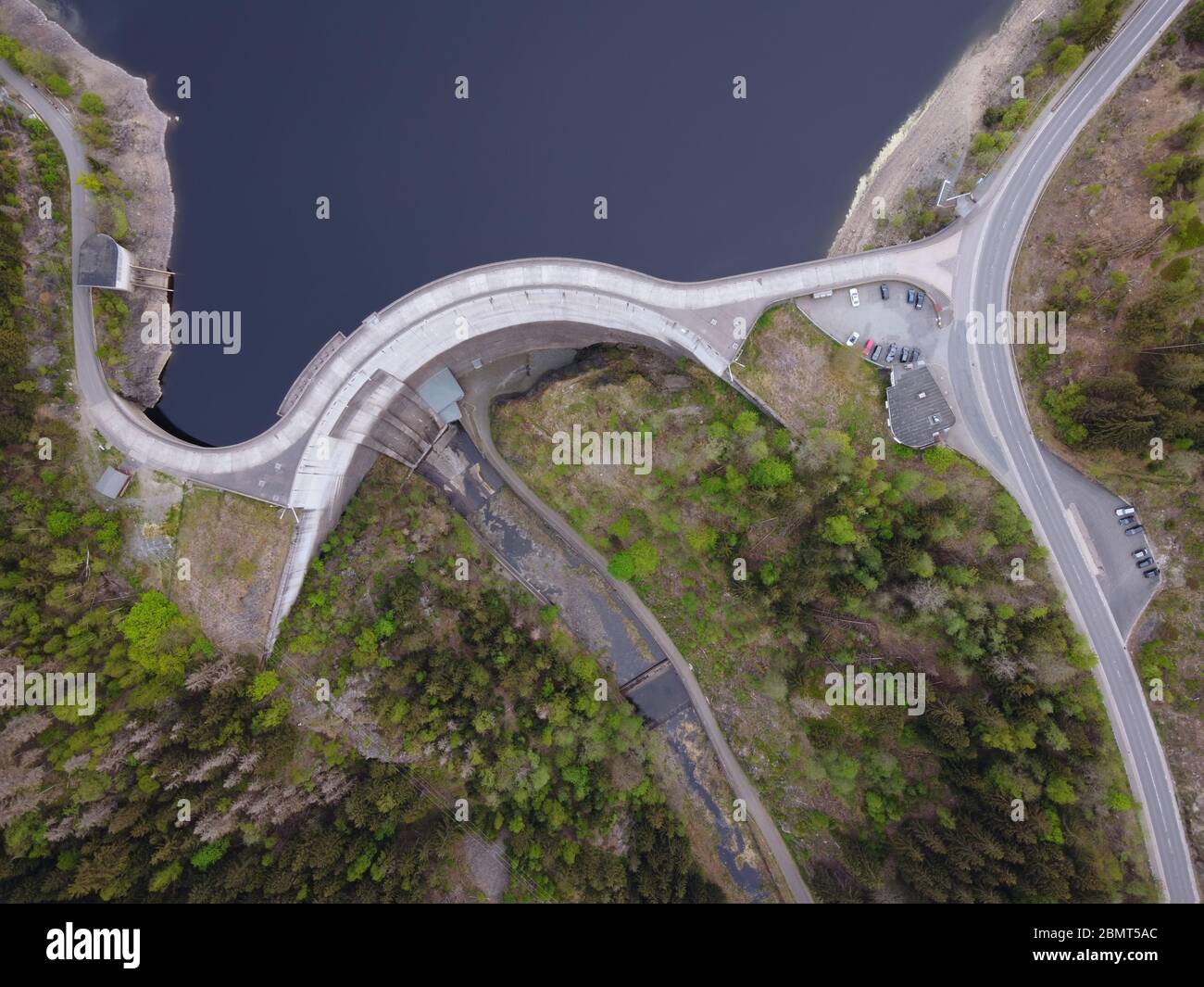 Dam Wall, Luftdrohne Dron Dron Dron Dron Dron Dron Oker-Stausee im Wald des Harzes in Niedersachsen. Stockfoto