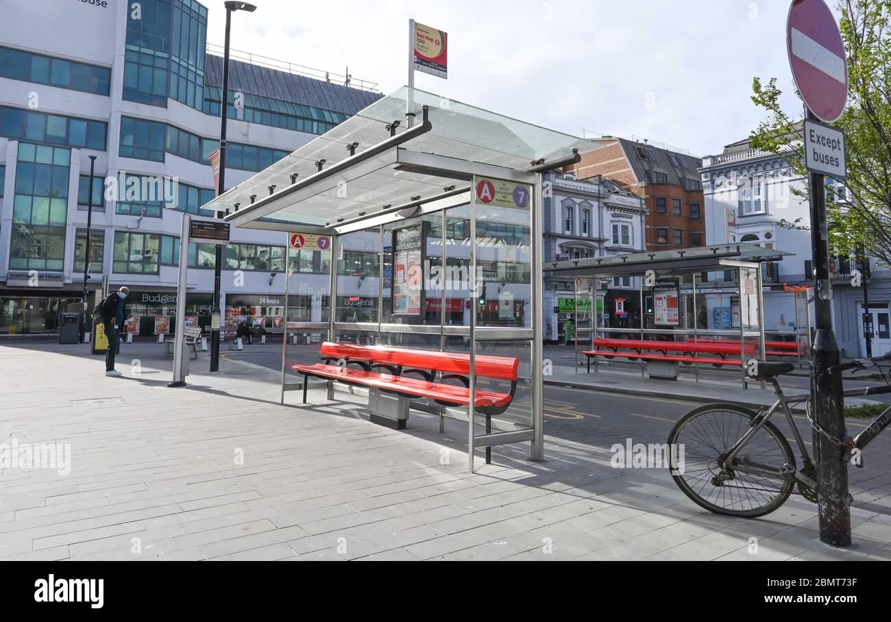 Brighton UK 11. Mai 2020 - Brighton Bahnhof und die Bushaltestellen vor dem Hotel waren ruhig mit Pendlern und Reisenden am Morgen, nachdem der britische Premierminister Boris Johnson die neuen Richtlinien für die Sperrbeschränkung und den Slogan "Stay Alert" während der COVID-19-Pandemie angekündigt hatte. : Credit Simon Dack / Alamy Live News Stockfoto
