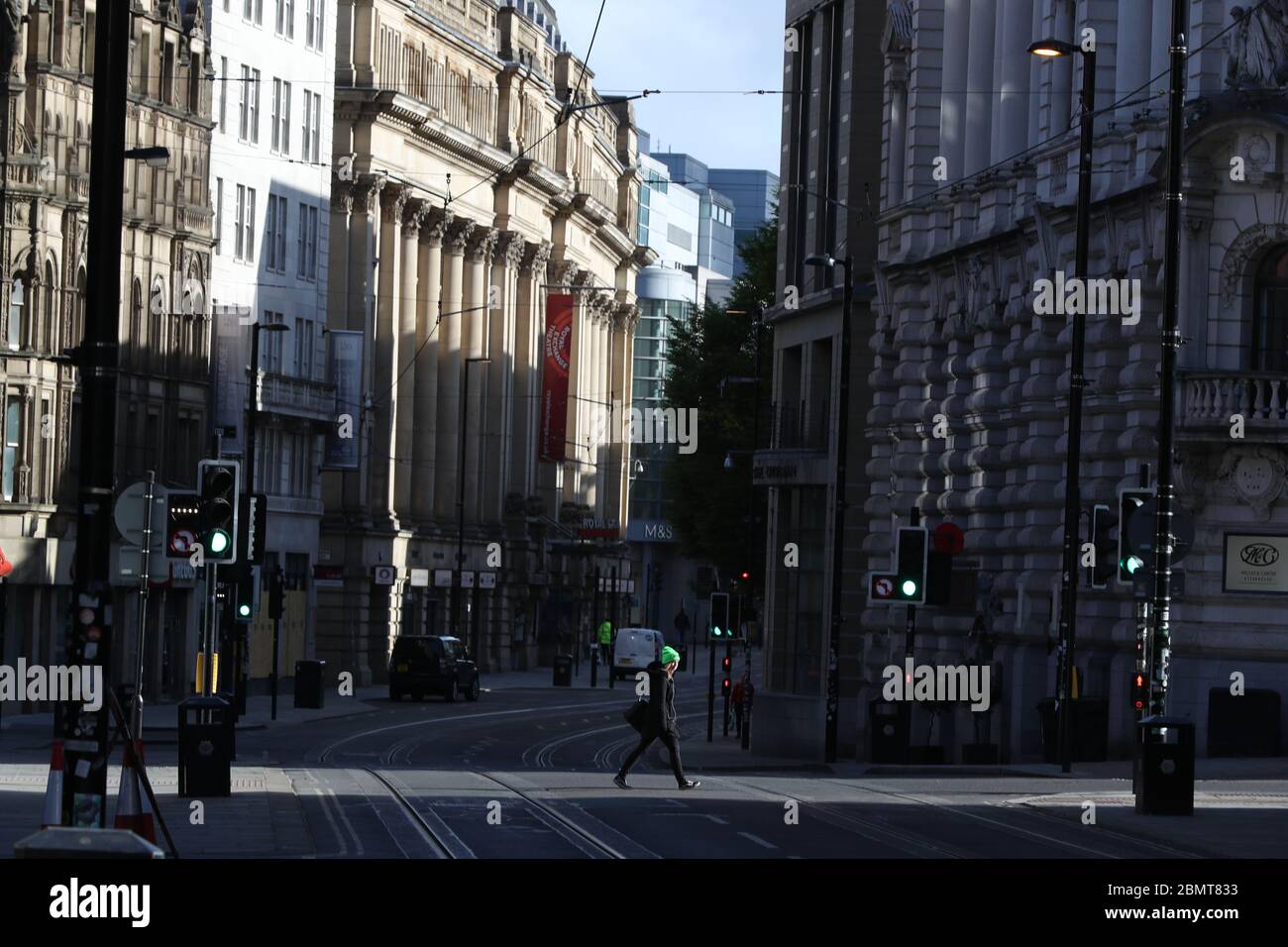 Ein Pendler auf dem Weg zur Arbeit in Manchester, während Großbritannien weiterhin in der Lockdown, um die Ausbreitung des Coronavirus einzudämmen helfen. Stockfoto