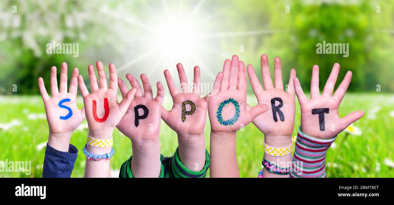 Kinder Hände Gebäude Word-Unterstützung, Gras Wiese Stockfoto