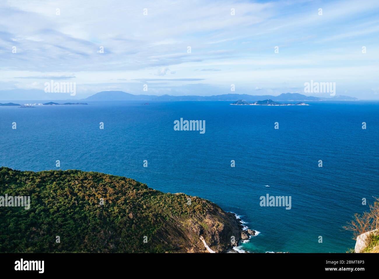 Panoramaaussicht auf die Meereslandschaft vom Gipfel des Berges. Das blaue Meer, die grünen Hügel im Hintergrund, die Inseln sichtbar Stockfoto