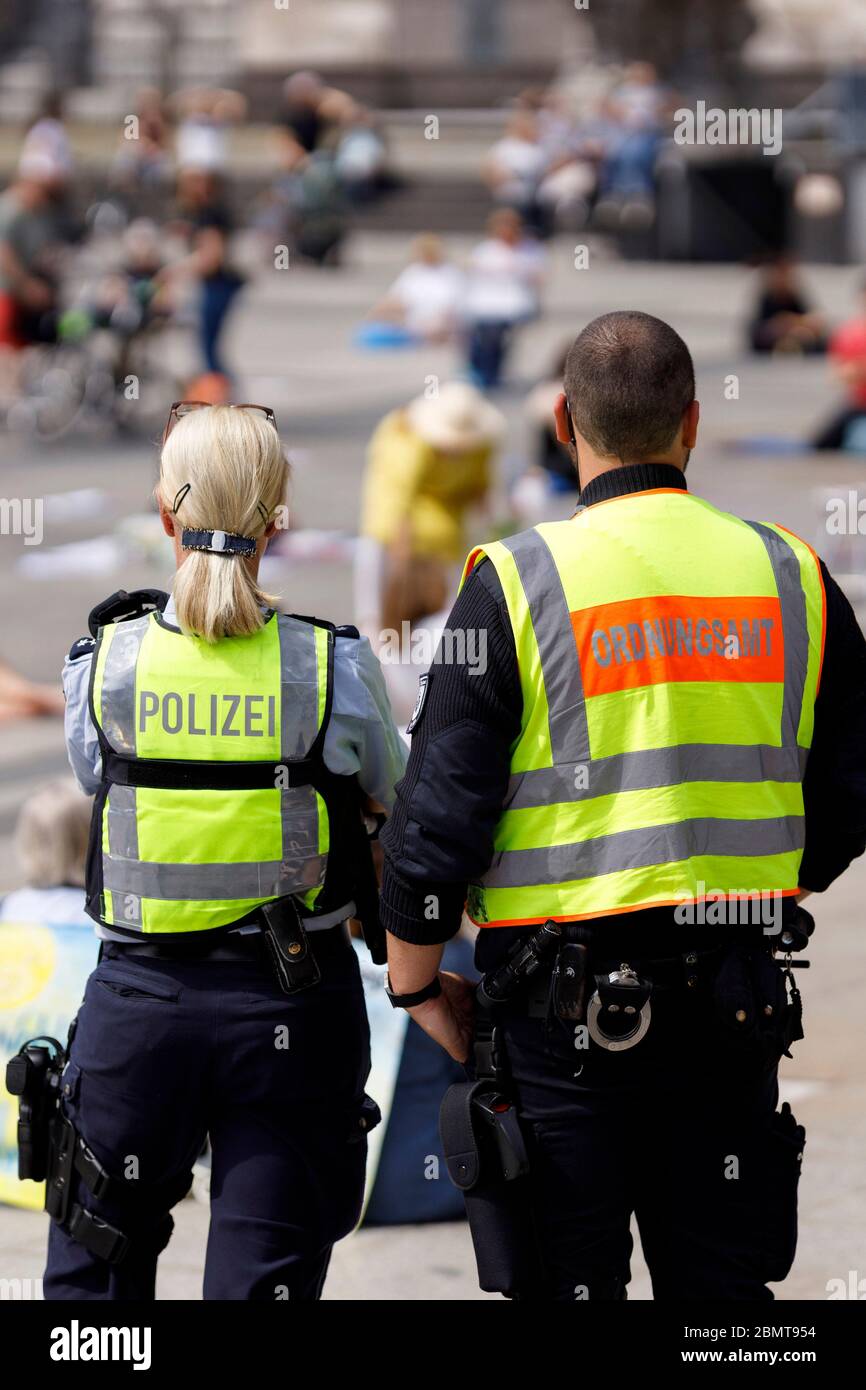 Köln, Deutschland. Mai 2020. Nicht registrierte Demo gegen Corona-Messungen auf dem Roncalliplatz. Köln, 9. Mai 2020 Quelle: dpa/Alamy Live News Stockfoto