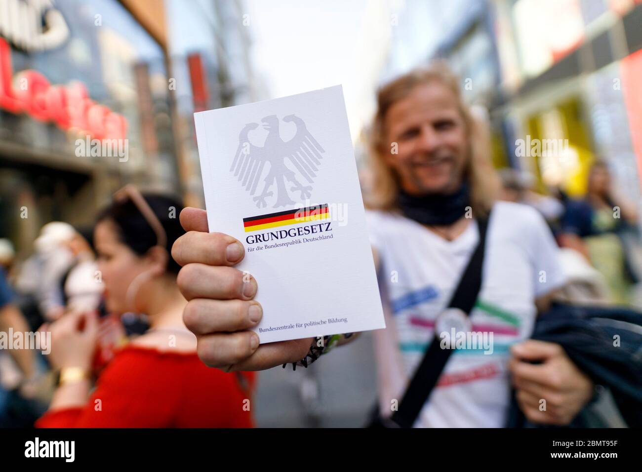 Köln, Deutschland. Mai 2020. Nicht registrierte Demo gegen Corona-Messungen auf dem Roncalliplatz. Köln, 9. Mai 2020 Quelle: dpa/Alamy Live News Stockfoto