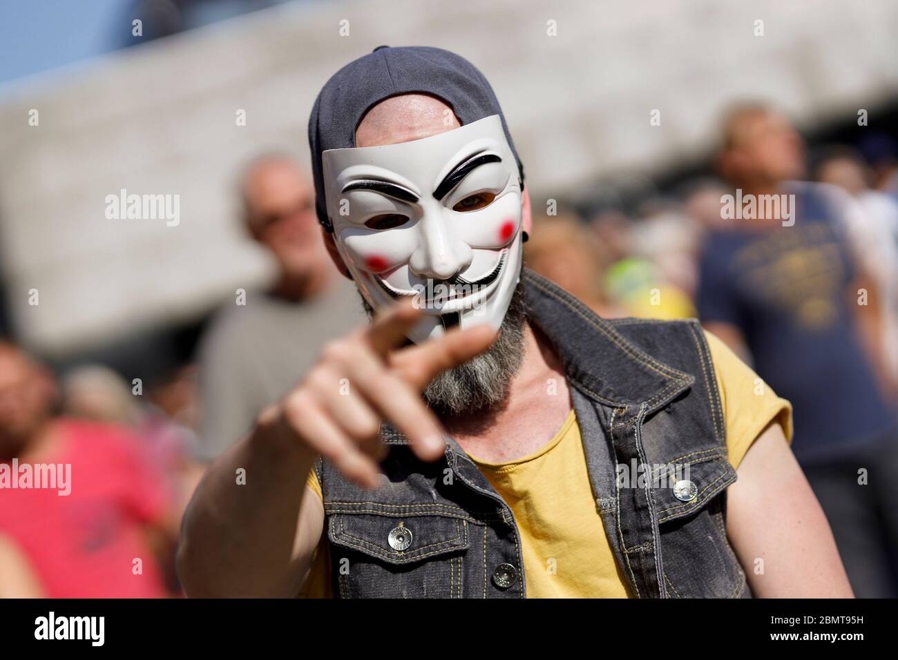 Köln, Deutschland. Mai 2020. Nicht registrierte Demo gegen Corona-Messungen auf dem Roncalliplatz. Köln, 9. Mai 2020 Quelle: dpa/Alamy Live News Stockfoto