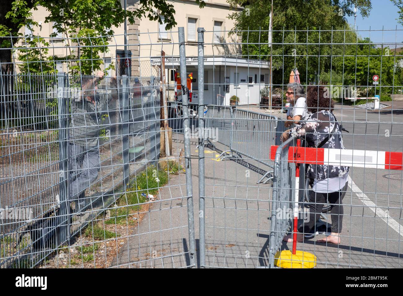 Constance, Deutschland. Mai 2020. Durch die Ausbreitung des Corona-Virus haben die Schweiz und Deutschland ihre Grenzen geschlossen. Nun findet das Gespräch am Grenzzaun statt. Konstanz, 9. Mai 2020 Quelle: dpa/Alamy Live News Stockfoto