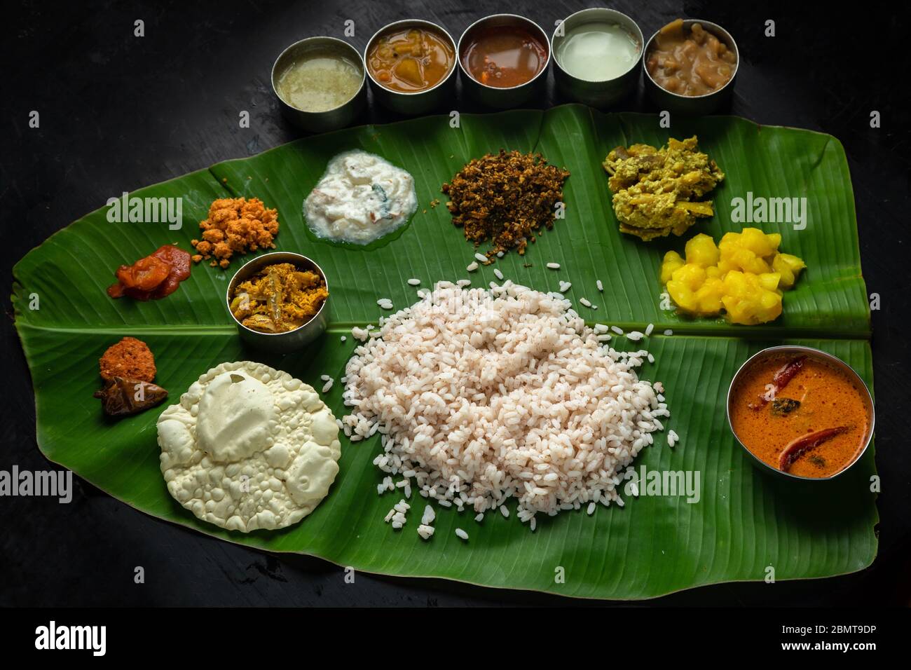 Kerala-Stil Fisch Curry Mahlzeiten auf Bananenblatt Stockfoto