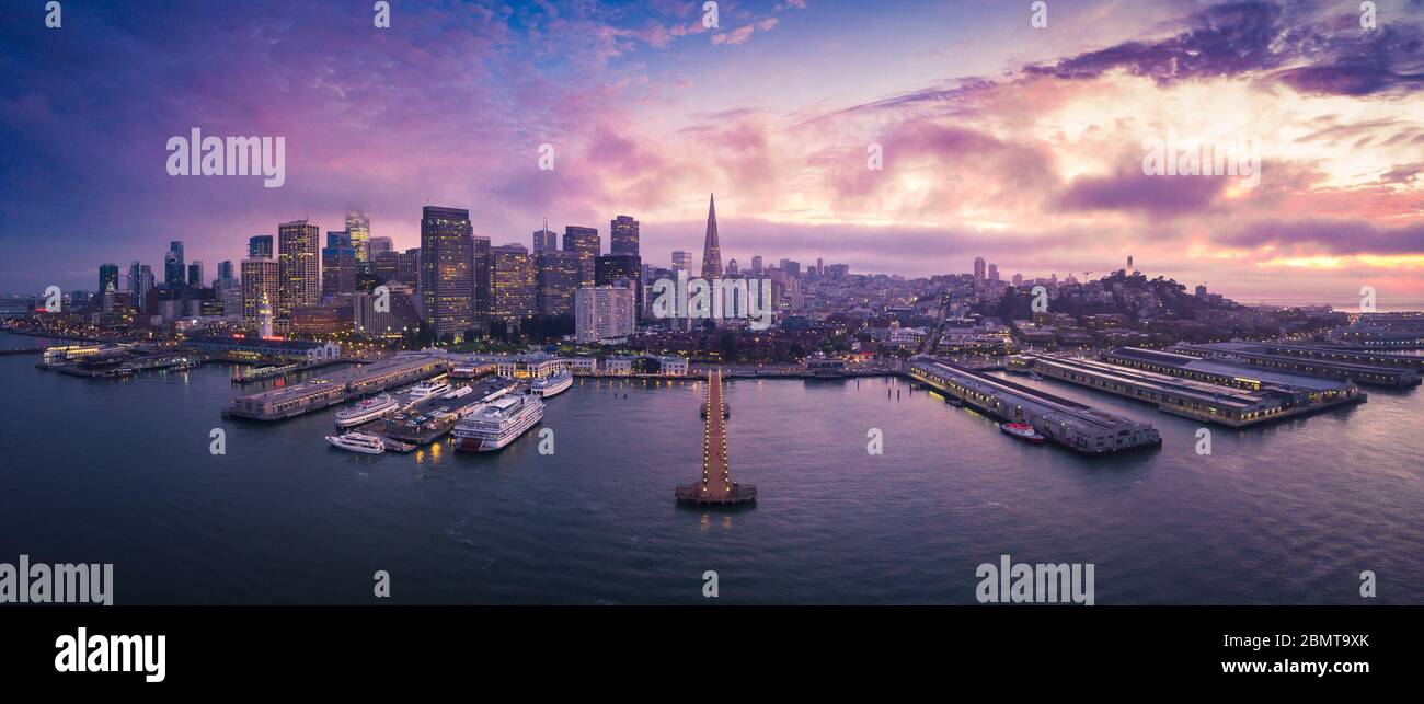 Luftbild Panorama-Stadtansicht von San Francisco bei Sonnenuntergang mit City Lights, Kalifornien, USA Stockfoto
