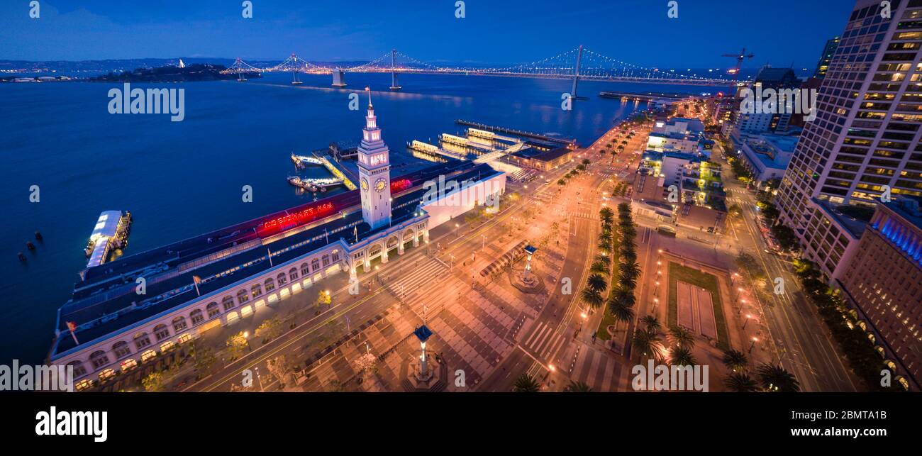 Luftbild Panorama-Stadtansicht von San Francisco bei der Dämmerung mit City Lights, Kalifornien, USA - leer während der Quarantäne des Shelter in Place Stockfoto