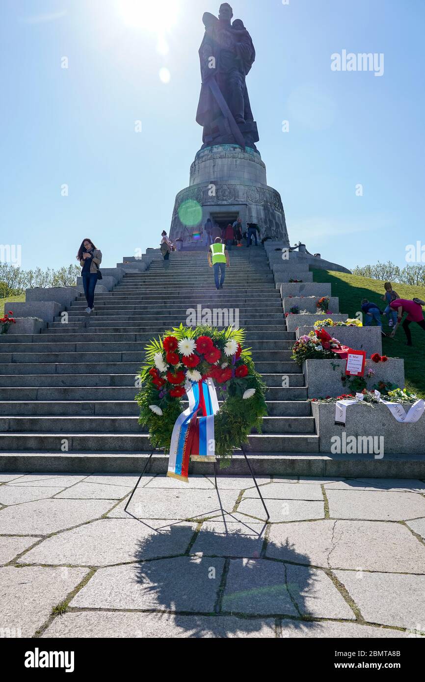 09.05.2020, Berlin, Kranz der Botschaft der Russischen Föderation. Am sowjetischen Kriegsdenkmal im Treptower Park (Treptower Kriegsdenkmal), einem Denkmal und zugleich einem Militärfriedhof, erinnern zahlreiche Russen und Deutsch-Russen mit vielen bunten Fahnen an den 75. Siegestag am Ende des Zweiten Weltkriegs. Das Denkmal wurde 1949 auf Anweisung der sowjetischen Militärverwaltung in Deutschland errichtet, um die Soldaten der Roten Armee zu ehren, die im Zweiten Weltkrieg starben Über 7000 der in den Berliner Schlaghs verstorbenen Soldaten sind hier begraben. Die Kontaktauflage der Korona Stockfoto