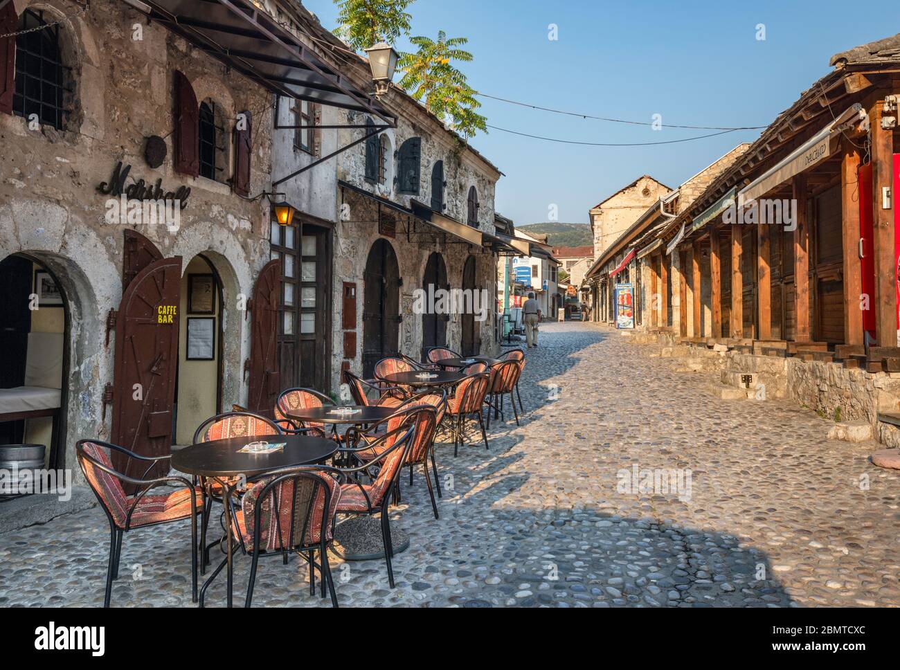 Am frühen Morgen in der Onescukova Gasse, Altstadt Abschnitt in Mostar, Bosnien und Herzegowina, Südosteuropa Stockfoto