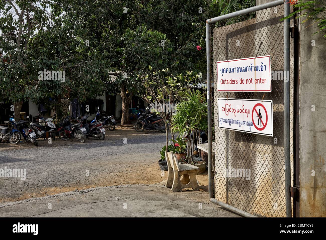Covid-19-Einschränkungen. Kein Eintritt mehrsprachiges Schild für Außenstehende am Eingang zum Dorf Thailand. Südostasien Stockfoto