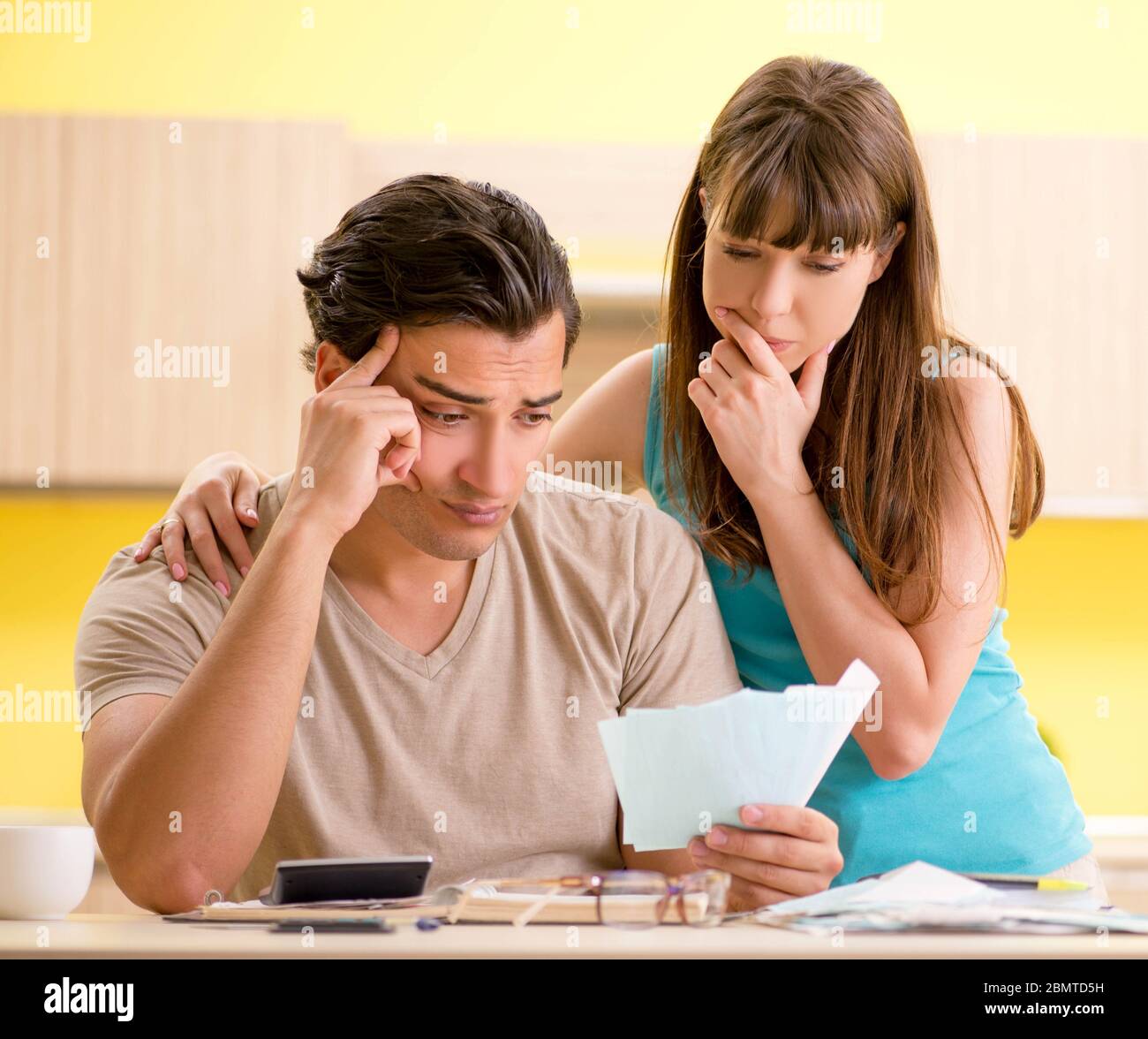 Die junge Familie kämpfen mit Personal Finance Stockfoto