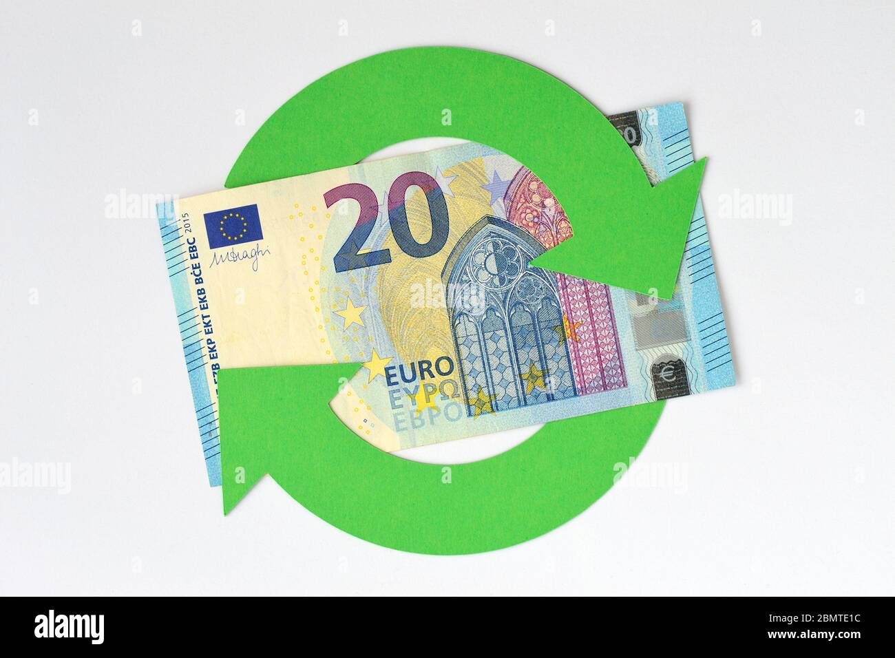 Pfeile mit Euro-Banknote umkreisen - Finanz- und Geldkreislaufkonzept Stockfoto