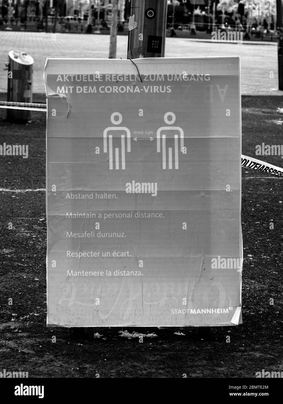 Plakat zur sozialen Distanzierung in mehreren Sprachen, Stadt Mannheim/Deutschland Stockfoto