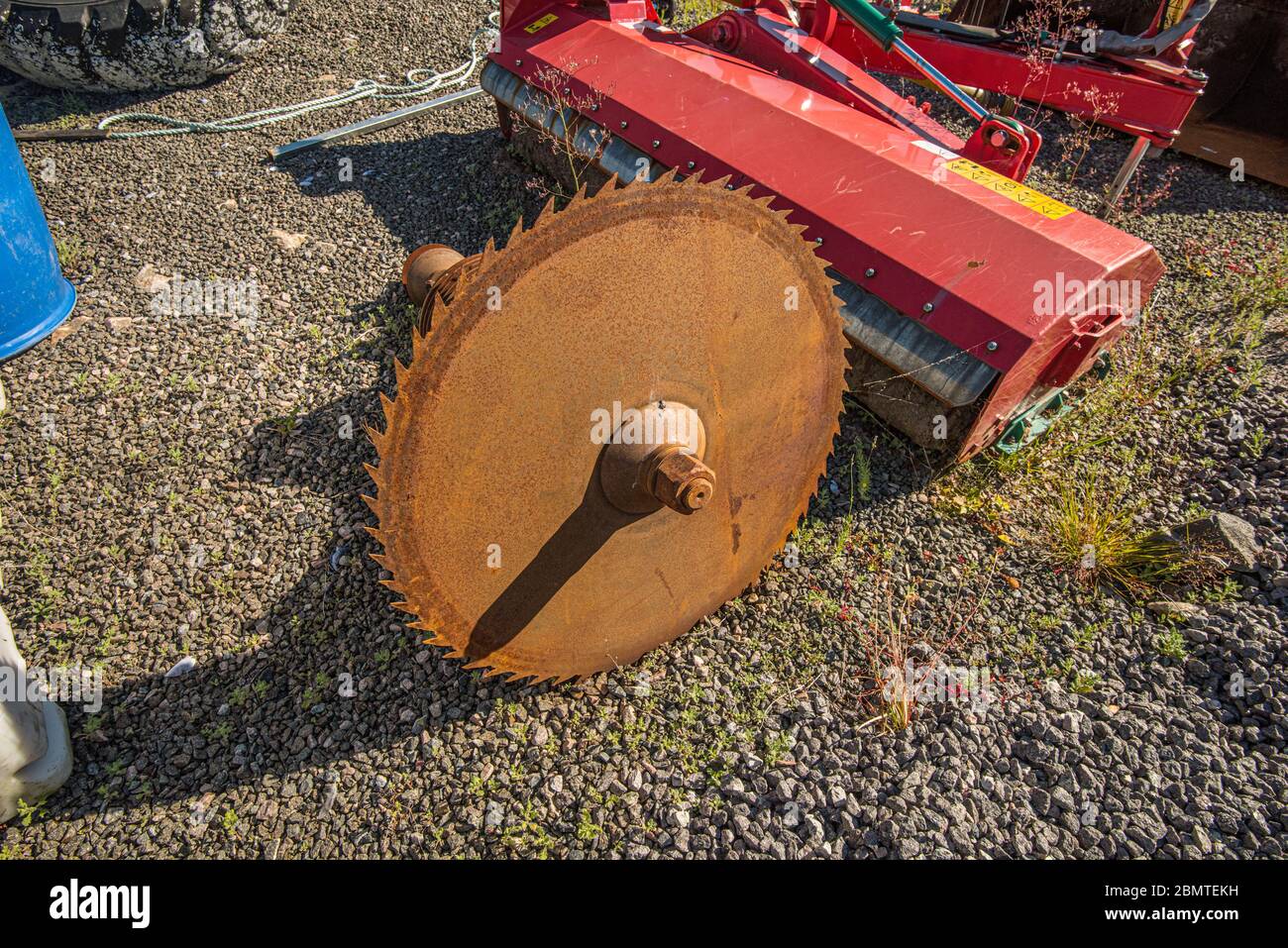 Großes, rostiges Sägeblatt, das lange nicht benutzt wird. Stockfoto
