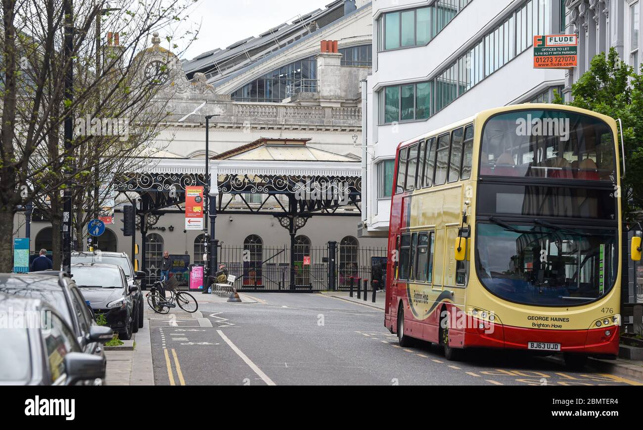 Brighton UK 11. Mai 2020 - Brighton Bahnhof ist ruhig mit nur wenigen Pendlern und Reisenden am Morgen, nachdem der britische Premierminister Boris Johnson die neuen Richtlinien für die Sperrbeschränkung und den Slogan "Stay Alert" während der COVID-19-Pandemie angekündigt hatte. : Credit Simon Dack / Alamy Live News Stockfoto