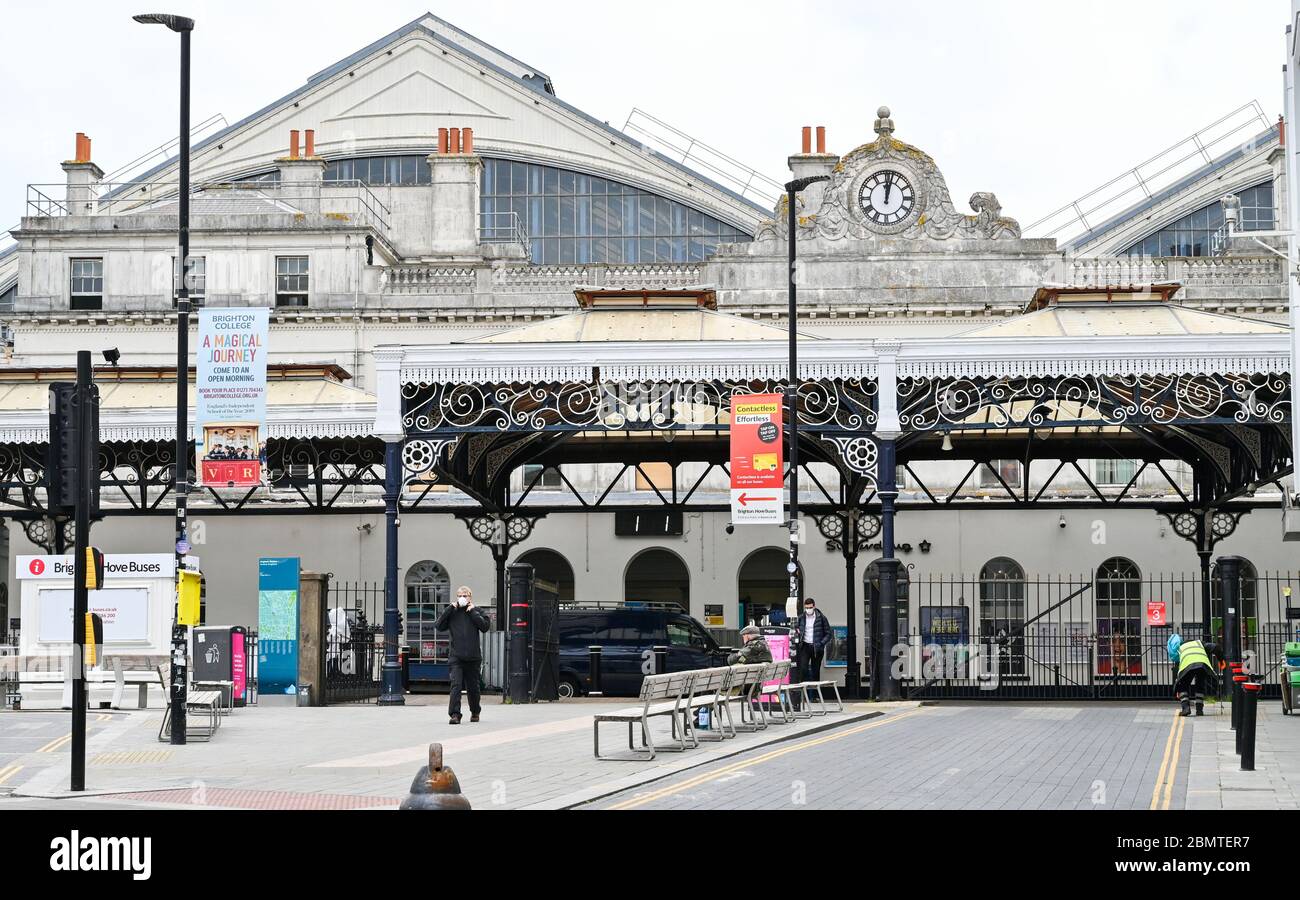 Brighton UK 11. Mai 2020 - Brighton Bahnhof ist ruhig mit nur wenigen Pendlern und Reisenden am Morgen, nachdem der britische Premierminister Boris Johnson die neuen Richtlinien für die Sperrbeschränkung und den Slogan "Stay Alert" während der COVID-19-Pandemie angekündigt hatte. : Credit Simon Dack / Alamy Live News Stockfoto