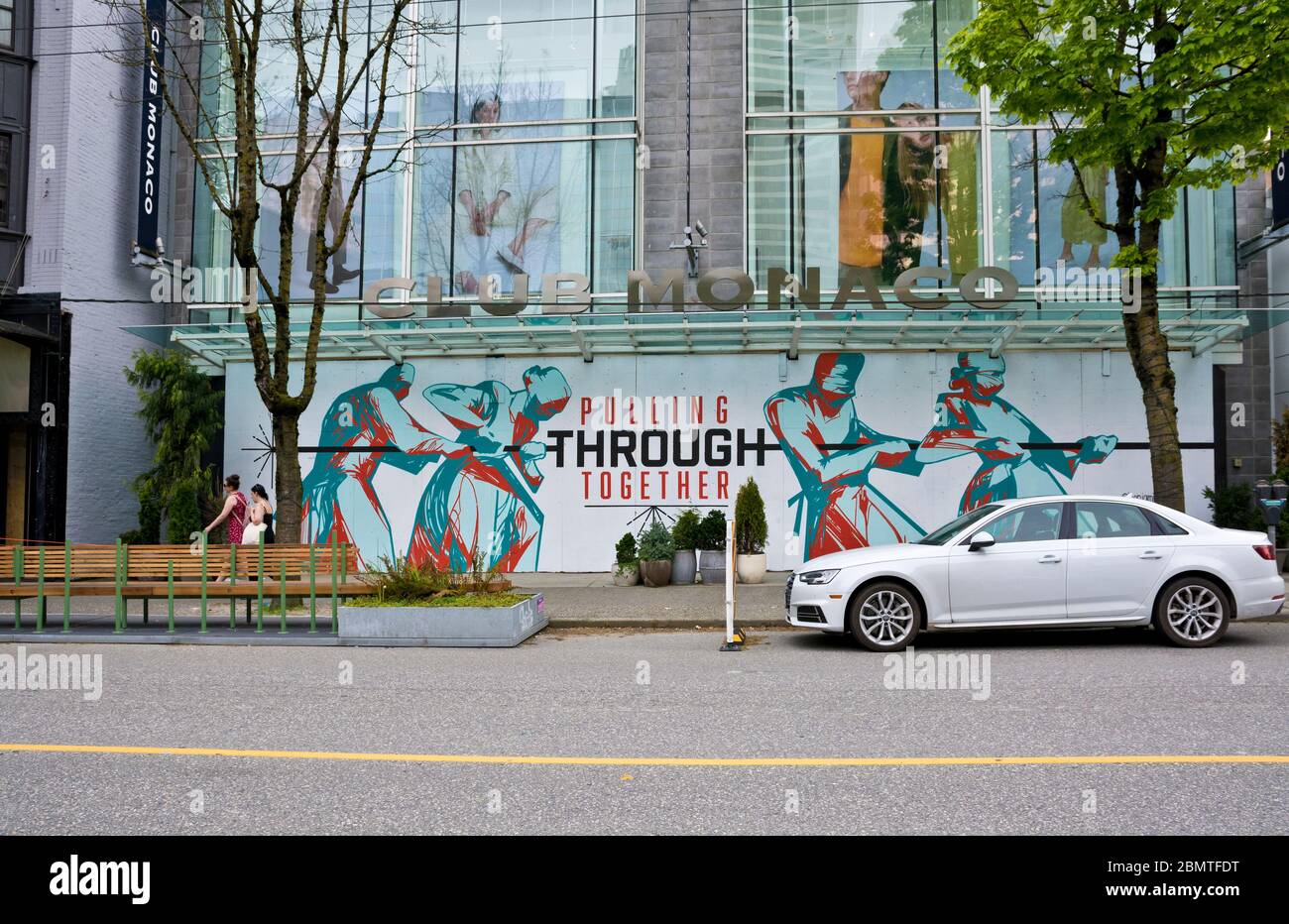 Vancouver, BC, 9. Mai 2020: Wandgemälde in einem vernagelten Laden in der Robson Street mit einer positiven Botschaft 'gemeinsam durchziehen', während der Pandemie. Stockfoto