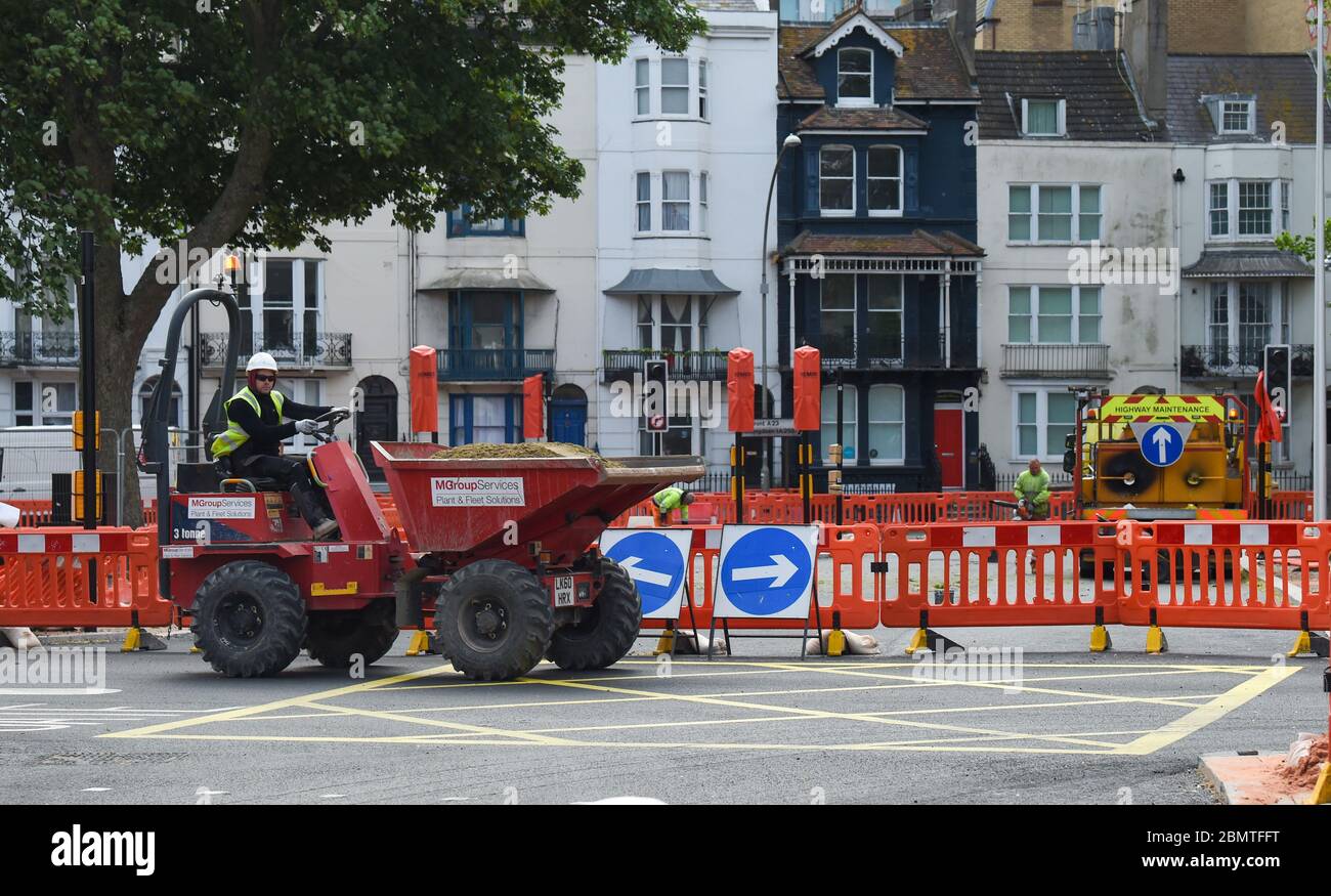 Brighton UK 11. Mai 2020 - Bauarbeiter und Straßeninstandhaltungsarbeiter für die Entwicklung der Valley Gardens in Brighton am Morgen nach der Ankündigung des britischen Premierministers Boris Johnson die neuen Richtlinien zur Beschränkung der Sperrung und den Slogan "Stay Alert" während der COVID-19-Pandemie. : Credit Simon Dack / Alamy Live News Stockfoto