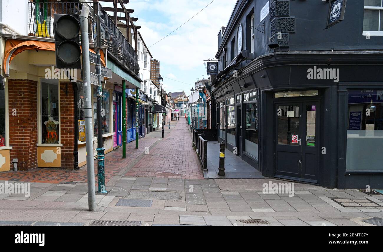 Brighton UK 11. Mai 2020 - Brighton Streets die North Laine Gegend ist noch ruhig am Morgen, nachdem der britische Premierminister Boris Johnson die neuen Richtlinien für die Beschränkung der Sperrung und den Slogan "Stay Alert" während der COVID-19-Pandemie angekündigt hat. : Credit Simon Dack / Alamy Live News Stockfoto