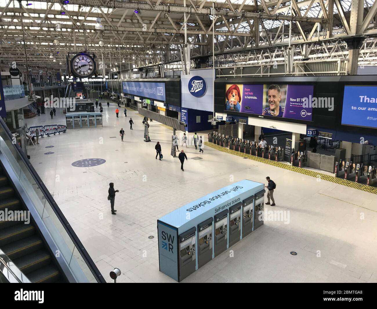 Pendler am Waterloo Station in London während der Hauptverkehrszeit am Montagmorgen. Pendler sagen, sie seien besorgt, mit viel befahrenen Zügen reisen zu müssen, da einige nach der Lockerung der Lockdown-Maßnahmen des Coronavirus wieder zur Arbeit zurückkehren. Stockfoto