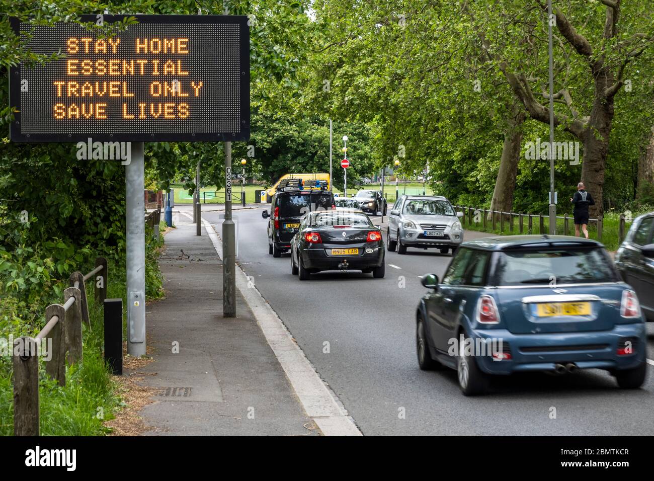 London, Großbritannien. Mai 2020. Der Verkehr auf der South Circular Road ist wieder auf einem normalen Niveau für die frühen Rush Hour. Dies folgt der Erklärung des Premierministers Boris Johnson, dass die Menschen, wenn möglich, zur Arbeit gehen sollten. Die Nachricht auf dem Schild bleibt Stay Home, Save Lives, nicht die neue Stay Alert. Die "Lockdown" geht weiter für den Ausbruch des Coronavirus (Covid 19) in London. Kredit: Guy Bell/Alamy Live News Stockfoto