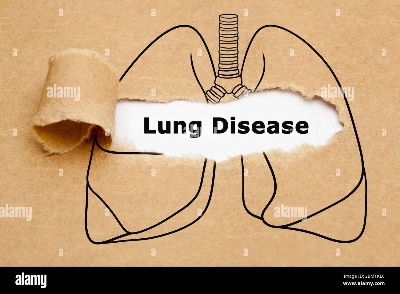 Text Lungenerkrankung hinter zerrissenen braunen Papier in der menschlichen Lunge Zeichnung. Konzept über verschiedene Erkrankungen der Atemwege. Stockfoto